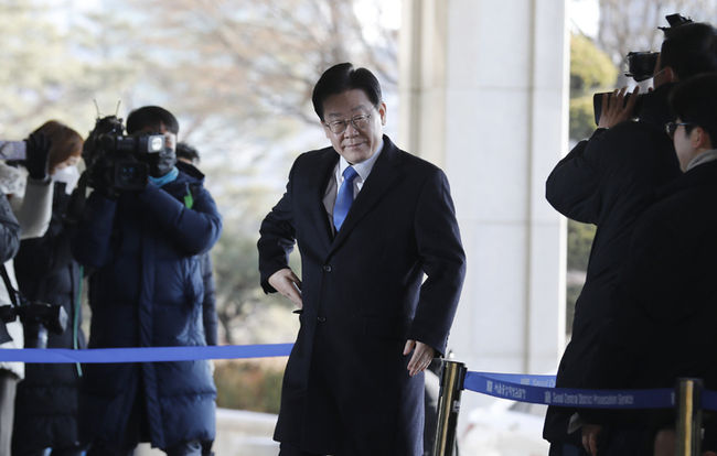 이재명 더불어민주당 대표가 28일 대장동 관련 조사를 받기 위해 서울중앙지방검찰청으로 출석하고 있다. (사진=뉴시스)