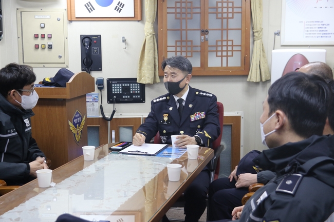 평택해양경찰서 장진수 서장이 경비함정을 방문하여 업무현황을 청취하고 있다.