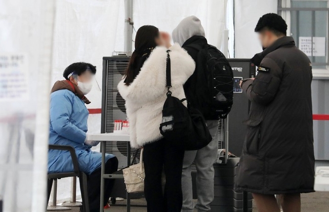 코로나19 누적 확진자 수가 3000만 명을 넘어선 지난 23일 오후 서울 중구 서울역 임시선별검사소에서 시민들이 검사를 받기 위해 접수하고 있다. (사진=뉴시스)