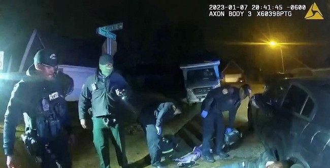 미국 테네시주 멤피스 경찰이 27일(현지시간) 공개한 영상 이미지로, 29세 흑인 운전자 타이어 니컬스가 지난 7일 멤피스 경찰 5명에게 무차별 폭행을 당한 사흘 뒤 숨을 거뒀고 경찰들은 해고된 뒤 2급 살인 등 혐의로 기소됐다.