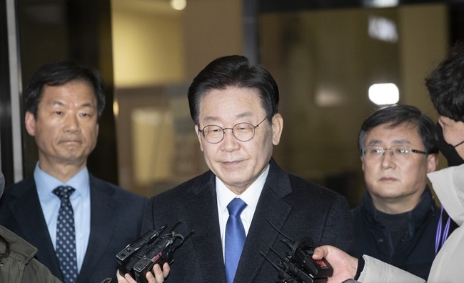 28일 밤 서울 서초구 서울중앙지검에서 이재명 더불어민주당 대표가 소환조사를 마치고 기자질문에 답하고 있다. (사진=뉴시스)