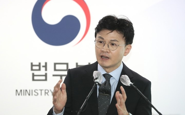 한동훈 법무부 장관이 지난해 10월19일 오후 경기도 정부과천청사 법무부 브리핑실에서 '스토킹범죄의 처벌 등에 관한 법률 및 전자장치 부착 등에 관한 법률' 개정안 입법예고 관련 브리핑을 하고 있다. (사진=뉴시스)