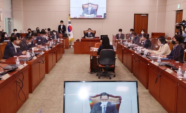 정성호 국회 형사사법체계개혁특별위원회(사개특위) 위원장이 지난 8월30일 서울 여의도 국회에서 열린 위원회 첫 전체회의를 주재하고 있다. (공동취재사진)
