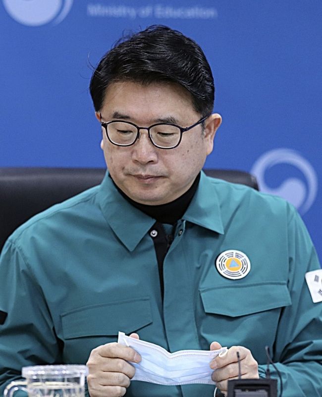 장상윤 교육부 차관이 29일 서울 여의도 한국교육시설안전원에서 '교육부 차관·시도부교육감 영상회의'를 열고 실내 마스크 착용 의무 조정에 따른 학교관리와 늘봄학교 시범운영 관련 협조 관련 사항 등을 논의했다. (사진=뉴시스)
