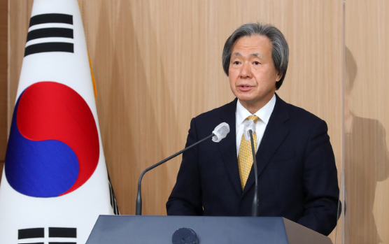 정기석 코로나19 특별대응단장 겸 국가 감염병 위기대은 자문위원장이 지난 16일 오전 서울 종로구 정부서울청사 별관에서 코로나19 중대본 정례 브리핑을 하고 있다. (사진=뉴시스 제공)