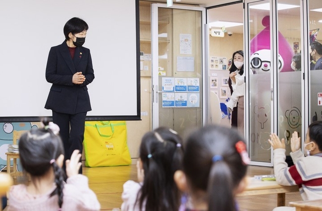 한화진 환경부 장관이 지난해 12월19일 세종시 한 어린이집을 방문해 어린이들의 층간소음 예방 교육에 함께 참여하고 있다. (사진=환경부 제공) 