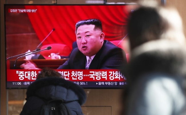  1일 오전 서울역 대합실에서 시민들이 북한 김정은 국무위원장의 노동당 중앙위원회 제8기 6차 전원회의 보고 관련 뉴스를 시청하고 있다. 김 위원장은 "남조선 괴뢰들이 의심할 바 없는 우리의 명백한 적으로 다가선 현 상황은 전술핵무기 다량 생산의 중요성과 필요성을 부각시켜주고 나라의 핵탄 보유량을 기하급수적으로 늘일 것을 요구하고 있다"고 밝혔다.