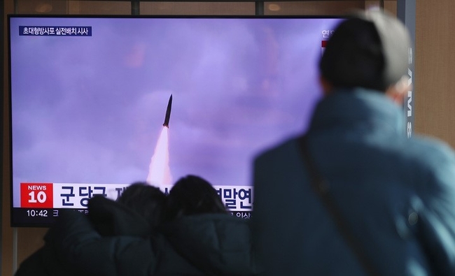 1일 오전 서울역 대합실에서 시민들이 북한의 탄도미사일 발사 관련 뉴스를 시청하고 있다. 합동참모본부는 1일 오전 2시50분경 북한이 평양 용성 일대에서 동해상으로 발사한 단거리 탄도미사일(SRBM) 1발을 포착했다고 밝혔다. 북한이 전날 발사한 SRBM 3발은 황해북도 중화군 일대에서 동해상으로 발사됐다. (사진=뉴시스)