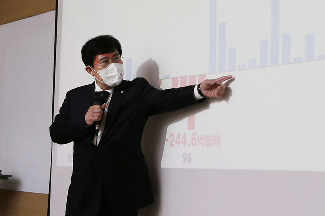 지난 5월 대전 목원대를 찾아 ‘달러와 비트코인: 금융의 중앙화와 탈중앙화 논쟁을 중심으로’라는 주제로 특강을 진행하고 있는 윤창현 의원. (사진=목원대 제공)