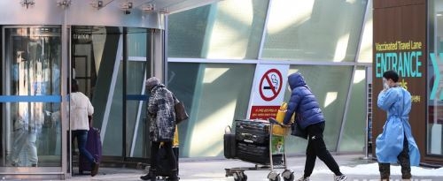 지난달 27일 오후 인천국제공항 제1여객터미널에서 중국발 해외 입국자들이 검역소로 이동하고 있다. (사진=뉴시스 제공)