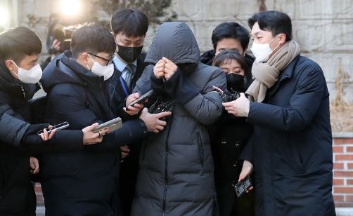 공금 115억원을 횡령해 주식 투자 등에 사용한 혐의를 받는 강동구청 공무원 김모씨가 지난해 2월3일 오전 서울 광진경찰서를 나와 검찰로 구속 송치되고 있다. (사진=뉴시스 제공)