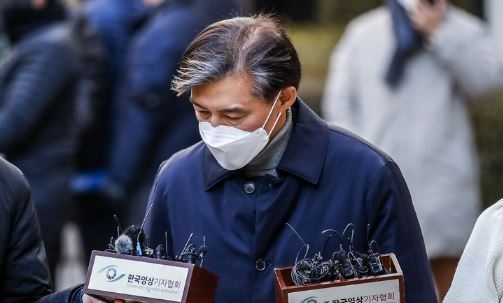 자녀입시 비리 및 유재수 감찰무마 등 혐의를 받는 조국 전 법무부 장관이 3일 오후 서울 서초구 서울중앙지방법원에서 열린 선고 공판을 마친 뒤 법원을 나서며 취재진의 질문에 답하고 있다. 이날 서울중앙지법 형사합의21-1부(부장판사 마성영·김정곤·장용범)는 뇌물수수 등 12개 혐의로 기소된 조 전 장관 등의 선고공판을 열고 조 전 장관에게 징역 2년의 실형을 선고했다. 재판부는 조 전 장관에게 600만원의 추징도 명령했다. (사진=뉴시스 제공)