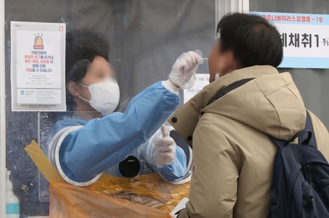 지난달 21일 서울 중구보건소 서울역 코로나19 임시선별검사소에서 한 시민이 검사를 받고 있다. (사진=뉴시스)