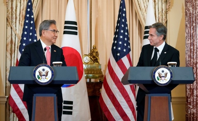 박진(왼쪽) 외교부 장관과 토니 블링컨 미국 국무장관이 3일(현지시간) 워싱턴 국무부에서 양해각서 서명 후 공동 기자회견을 하고 있다.