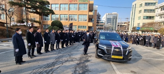 고 한병수(69·더불어민주당) 충북 청주시의원의 영결식이 4일 청주시의회 옛 청사 앞에서 엄수된 가운데 동료 의원 등이 운구차를 향해 마지막 인사를 하고 있다.
