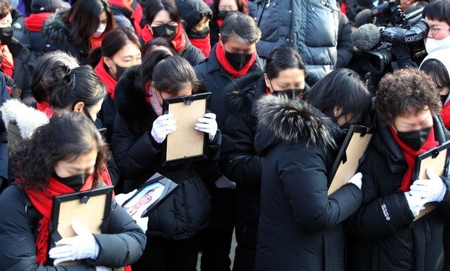  10·29 이태원참사 유가족들이 4일 서울 용산구 녹사평역 인근에 마련된 이태원참사 희생자 합동분향소에서 광화문 광장을 향해 '100일 추모행진'을 준비하던 중 영정사진을 들고 눈물을 흘리고 있다. (사진=뉴시스)