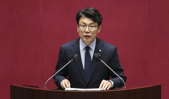  진성준 더불어민주당 원내수석부대표가 29일 서울 여의도 국회에서 열린 제400회 국회(정기회) 제09차 본회의에서 박진 외교부 장관 해임건의안 제안설명을 하고 있다. (사진=뉴시스)
