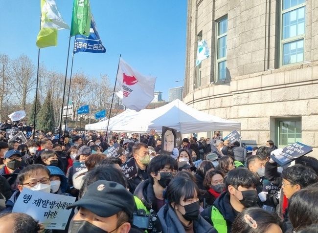 10·29 이태원참사 유가족협의회와 시민대책회의가 4일 오후 1시께 서울 중구 세종대로 서울도서관 앞에 추모 분향소를 설치하고 있다. (사진=뉴시스)