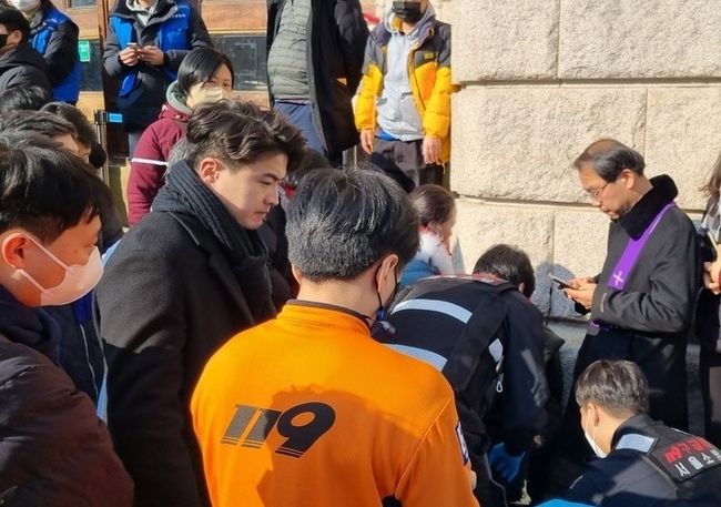  10·29 이태원참사 유가족협의회와 시민대책회의가 4일 오후 1시께 서울 중구 세종대로 서울도서관 앞에 추모 분향소를 설치한 가운데 참사 희생자 유가족이 쓰러져 응급조치를 받고 있다. (사진=뉴시스)