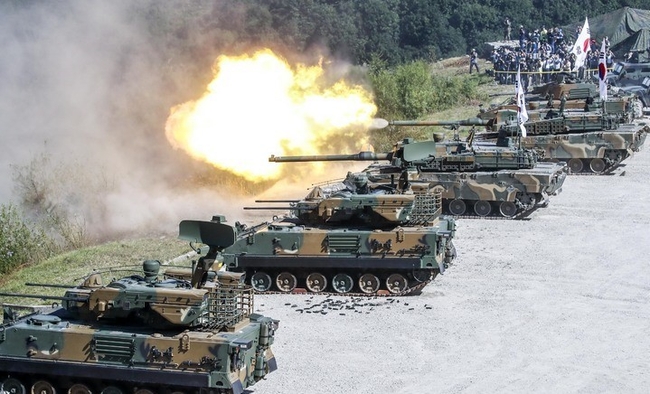  대한민국방위산업전 2022(DX KOREA 2022)의 일환으로 20일 경기 포천시 승진과학화훈련장에서 열린 육군 기동화력시범에서 K2 전차가 기동시범을 하고 있다. (사진=뉴시스)