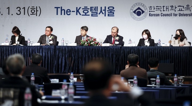 지난달 31일 오후 서울 서초구 더케이호텔에서 2023 한국대학교육협의회 정기총회 부총리-회원 대학총장 간담회가 열리고 있다.(사진=뉴시스)
