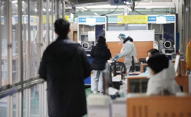 실내 마스크 착용 의무가 해제된 가운데 지난 1일 서울 동대문구 보건소 선별진료소에서 시민들이 검사를 받고 있다. (사진=뉴시스)
