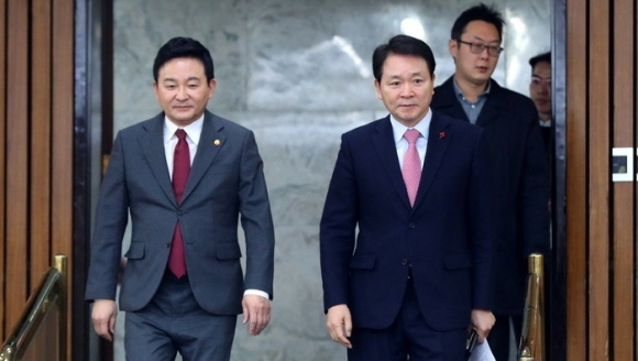 성일종 국민의힘 정책위의장과 원희룡 국토교통부 장관이 6일 오전 서울 여의도 국회에서 열린 '화물 운송산업 정상화 방안 당정협의회'에 참석하고 있다. (사진=뉴시스 제공)