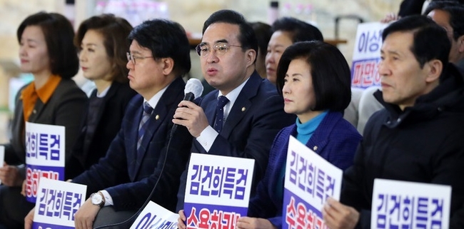 지난 2일 박홍근 더불어민주당 원내대표가 서울 여의도 국회 '김건희 특검 및 10.29 참사 책임자 파면' 촉구 농성장을 격려 방문해 발언하고 있다. (사진=뉴시스 제공)
