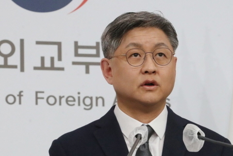 임수석 외교부 대변인이 7일 서울 종로구 외교부에서 열린 정례브리핑에서 "튀르키예 남부 국경지역에서 발생한 규모 7.8 강진으로 대규모 피해를 입은 튀르키예에 대해 우선 1차적으로 500만 불 규모의 인도적 지원을 제공하기로 했다며 브리핑하고 있다. (사진=뉴시스 제공)