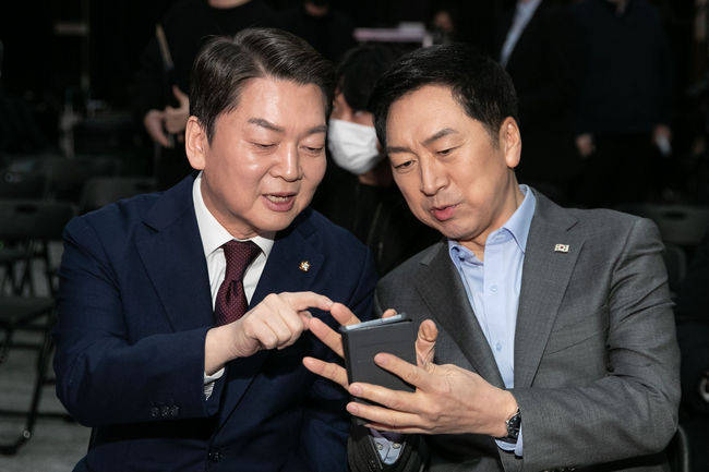 김기현 국민의힘 당대표 후보와 안철수 당대표 후보가 7일 서울 강서구 한 방송스튜디오에서 열린 국민의힘 제3차 전당대회 비전발표회에 참석해 대화를 나누고 있다.(사진=뉴시스 제공)