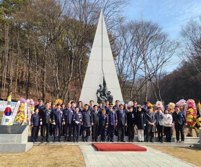 천안동남의용소방대 연합회가 지난 9일 오전 천안보훈공원에서 ‘제77주년 천안2.9의거 기념식’을 열어 참석자들이 단체사진을 찍고 있다. (사진=천안시 제공)<br>