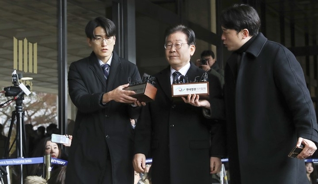 이재명 더불어민주당 대표가 지난 10일 서초구 서울중앙지검으로 (사진=뉴시스)대장동·위례신도시 개발비리 연루 혐의 관련 2차 출석을 하고 있다. (사진=뉴시스)