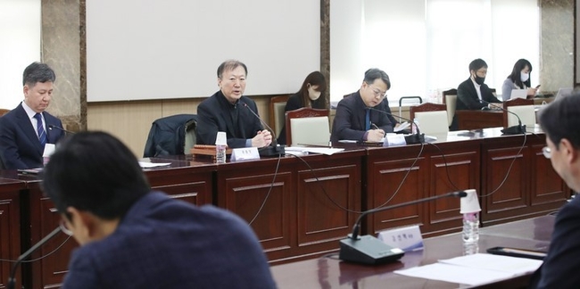  박인환 경찰제도발전위원회 위원장이 지난 7일 서울 종로구 정부서울청사에서 열린 경찰제도발전위원회에 참석해 발언하고 있다. (사진=뉴시스)