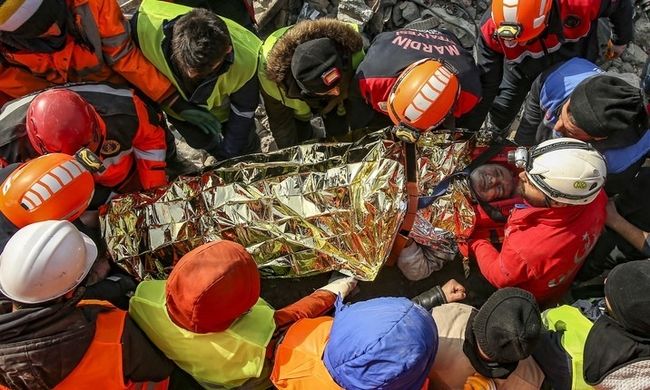 튀르키예 구조대원들이 10일(현지시간) 튀르키예 아디야만의 무너진 건물에서 지진 발생 후 104시간 동안 고립되었던 60세 생존자를 구조해 구급차로 이송하고 있다. (사진=뉴시스)