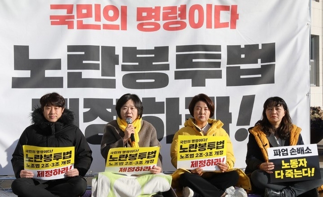 이정미(왼쪽 두번쨰) 정의당 대표가 지난달 30일 오전 서울 여의도 국회 본관 앞에서 열린 상무집행위원회의에서 발언하고 있다. (사진=뉴시스)