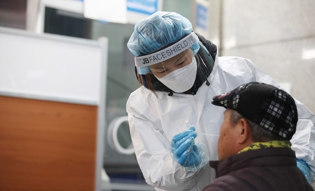 지난 1일 서울 동대문구 보건소 선별진료소에서 의료진이 검사를 하고 있다. (사진=뉴시스)