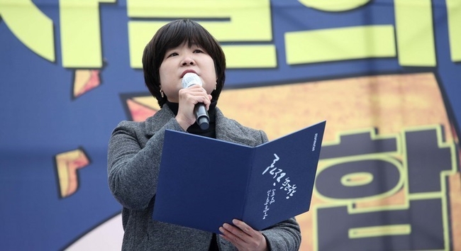 전희영 전국교직원노동조합 위원장이 12일 서울 용산구 대통령실 인근에서 열린 전국교사결의대회에서 정부의 유보통합 전면 철회 및 유치원 공공성 강화, 유아 만 5세 의무교육 실시, 방과후 과정과 돌봄 인력 및 예산 확대, 사립 유치원 회계 투명성 강화, 연령별 기관 일원화 등을 촉구하고 있다. (사진=뉴시스)