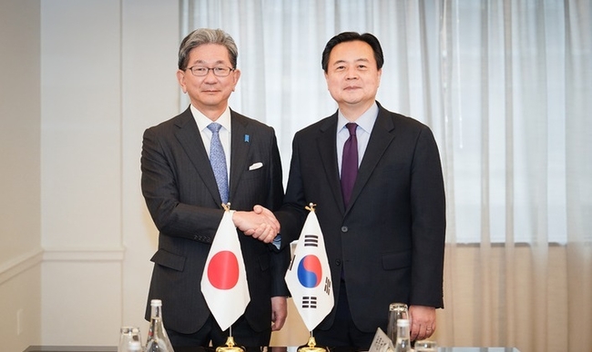 조현동 외교부 제1차관이 13일(현지시간) 모리 다케오 일본 외무성 사무차관과 차관회담에 임한 모습. (사진=외교부 제공)
