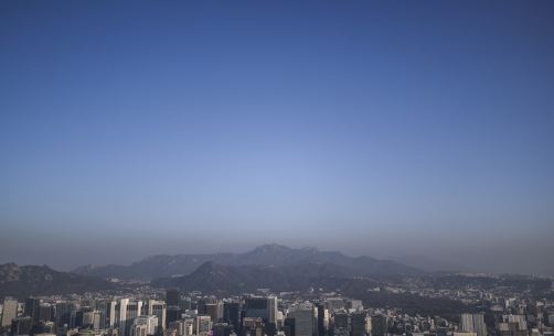 맑은 날씨를 보인 14일 오전 서울 남산에서 바라본 서울 하늘이 파랗게 보이고 있다. (사진=뉴시스 제공)