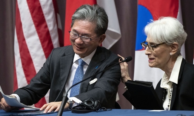 지난 13일(현지시간) 미국 워싱턴DC 국무부에서 한미일 외교차관 공동 기자회견이 열렸다. 웬디 셔먼 미국 국무부 부장관(오른쪽)과 모리 다케오 일본 외무성 사무차관이 이야기를 나누고 있다. (사진=뉴시스 제공)