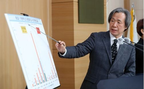 정기석 코로나19 특별대응단장 겸 국가 감염병 위기대응 자문위원장이 지난 6일 오전 서울 종로구 정부서울청사 별관에서 코로나19 중대본 정례 브리핑을 하고 있다. (사진=뉴시스 제공)