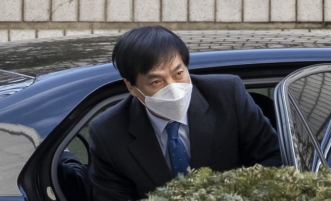 김학의 전 법무부 차관의 불법 출국금지 의혹 수사를 무마하기 위해 외압을 행사한 혐의로 기소된 이성윤 법무연수원 연구위원(전 서울고검장)이 15일 서울 서초구 서울중앙지법에서 열린 직권남용 권리행사 방해(직권남용) 관련 1심 선고공판에 출석하고 있다.(사진=뉴시스 제공)