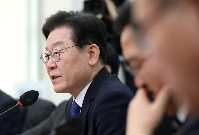 이재명 더불어민주당 대표(기본사회위원회 위원장)가 14일 오후 서울 여의도 국회에서 열린 기본사회위원회 제1차 전체회의 및 임명장 수여식에서 발언하고 있다.(사진=뉴시스 제공)
