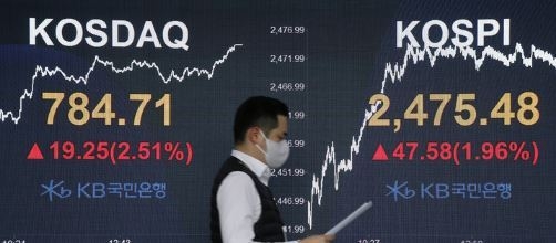 코스피가 전 거래일보다 47.58포인트(1.96%) 상승한 2475.48로 장을 마감한 16일 오후 서울 여의도 KB국민은행 딜링룸 전광판에 지수가 표시되고 있다. 이날 코스닥은 전 거래일보다 19.25포인트(2.51%) 상승한 784.71, 서울 외환시장에서 원·달러 환율은 전 거래일보다 2.6원 오른 1284.8원에 마감했다. (사진=뉴시스 제공)