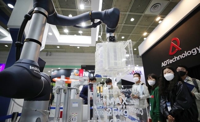 지난해 10월 5일 서울 강남구 코엑스에서 열린 제24회 반도체대전(SEDEX·Semiconductor Exhibition 2022)에서 관람객들이 부스를 둘러보고 있다. (사진=뉴시스 제공)
