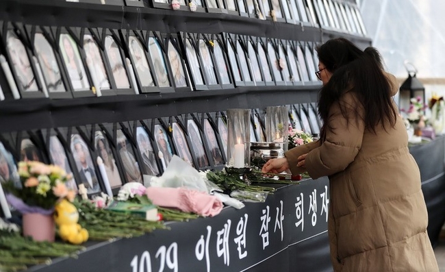 지난 16일 오전 서울광장에 마련된 10.29 이태원참사 합동분향소에서 한 시민이 헌화하고 있다. (사진=뉴시스)