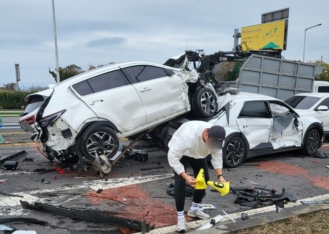 18일 오전 11시48분께 제주시 애월읍 광령리 무수천사가로 교차로에서 차량 9대가 추돌하는 사고가 발생한 가운데 소방과 경찰 관계자들이 현장을 수습하고 있다. (사진=뉴시스)