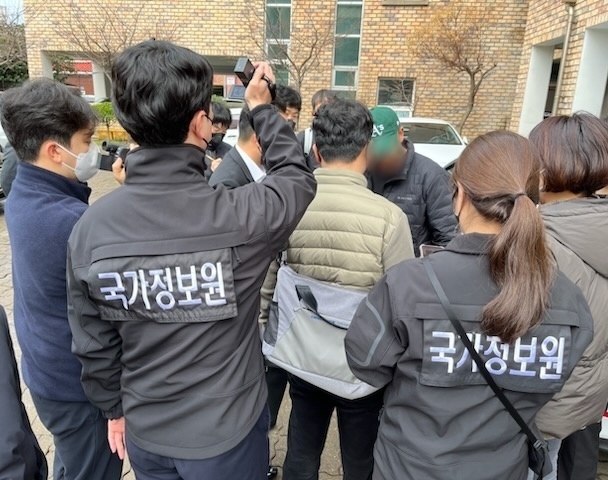 국가정보원과 경찰이 18일 오전 제주시 모처에서 국가보안법 위반 혐의로 진보당 제주도당 위원장 A씨에 대한 체포영장을 집행하고 있다. (사진=진보당 제주도당 제공)