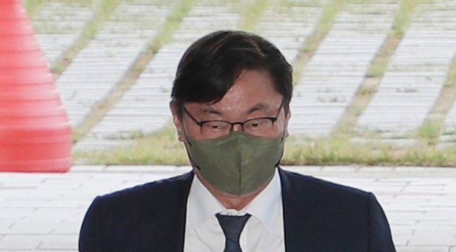 쌍방울그룹 뇌물 의혹을 받는 이화영 킨텍스 대표이사(전 경기도 평화부지사)가 27일 오전 경기도 수원시 영통구 수원지방법원에서 열리는 영장실질심사에 출석하기 위해 수원지방검찰청 청사로 들어가고 있다. (사진=뉴시스)