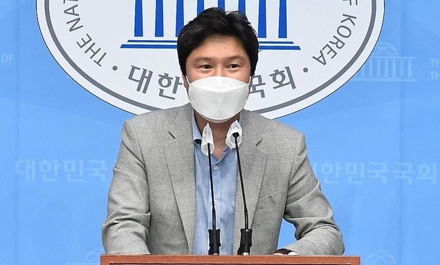지난 2021년 4월14일 김해영 전 더불어민주당 의원이 서울 여의도 국회 소통관에서 발언하고 있다. (공동취재사진)